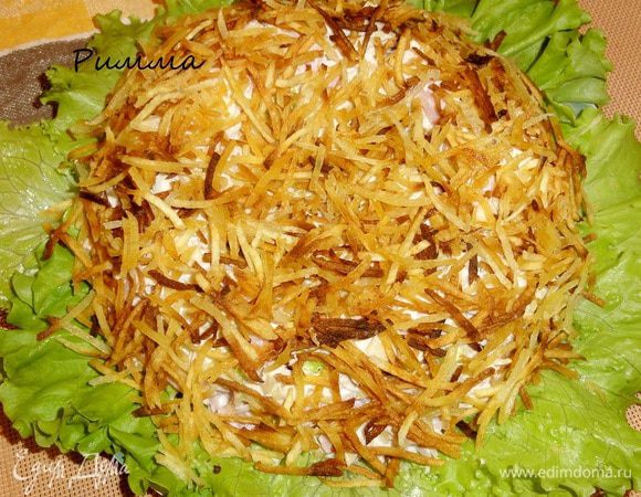 Жареную  картофельную соломку распределить сверху, закрывая салат.