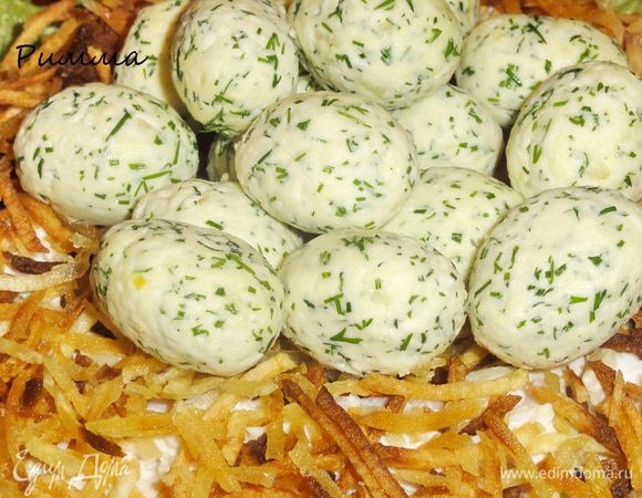 В углубление положить «яйца глухаря».
Салат очень хорошо смотрится на праздничном столе)))
