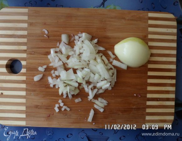 Мелко нарезать лук.