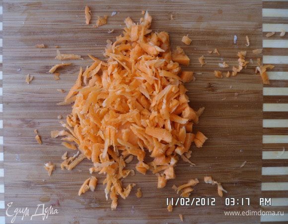 Натереть морковь.