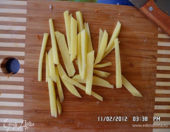 Нарезать картофель соломкой. Посолить.