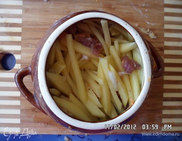 Мясо, морковь и картофель перемешать и разложить в горшочки, залить бульоном. Поставить в духовку. (ставить надо в холодную духовку, чтобы горшочек не треснул).
Готовить 1,5 часа