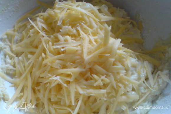 Натереть сыр.В творожную массу добавить просеянную муку,разрыхлитель (или соду),соль,сыр.