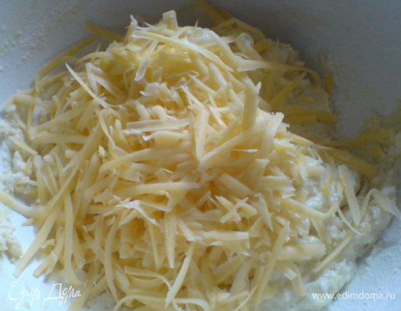 Натереть сыр.В творожную массу добавить просеянную муку,разрыхлитель (или соду),соль,сыр.