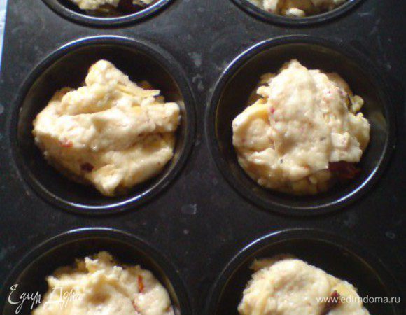 Духовку разогреть до 180 градусов. Формочки смазать маслом,наполнить на 2/3 тестом.Отправить в духовку на 20-25 мин.