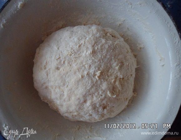 Приготовить из всех ингредиентов тесто, что бы его можно было раскатать.