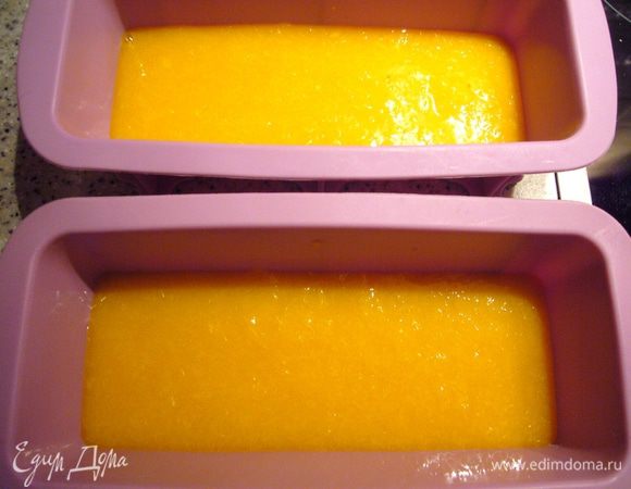 Разложить половину фруктового пюре в две формы (по одной я даже и не готовлю:))), поставить для застывания в холодильник.