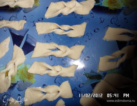 вывернуть одну сторону прямоугольника через отверстие. Разогреть масло и опустить в него хворост. Выпекать до золотистой корочки.