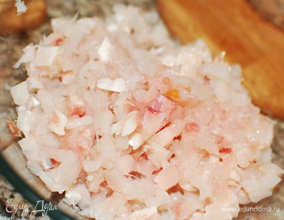 Филе зачистила от костей и нарезала кубиками,средними.