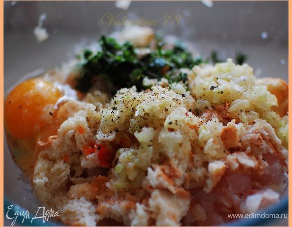 К рубленной рыбе добавила:лук с сельдереем,яйцо,рубленную зелень,батон(отжала от молока),табаско,соль,перец.Тщательно вымешала.