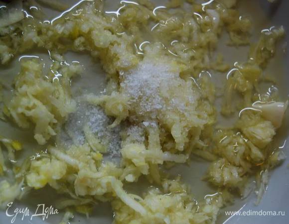 Пока печется фокачча,приготовим чесночный соус. Для этого потрем чеснок на мелкой терке,добавим к нему соль и растительное масло,хорошо перемешаем.