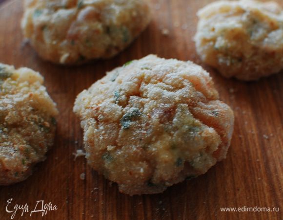 Сформовала круглые котлетки,обваляла их в панировочных сухарях.И поставила на 20 мин в холодильник.
