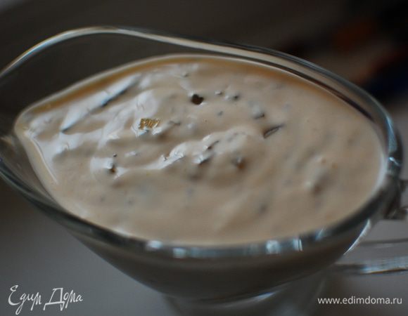 Пока котлеты остужались в холодильнике,сделала соус.
Для этого смешала майонез со сметаной.Корнишоны и каперсы мелко измельчила.К сметане с майонезом добавила измельченные карнишоны,каперсы,горчицу,соус табаско,лимонный сок.Тщательно перемешайте.Поставьте в холодильник.