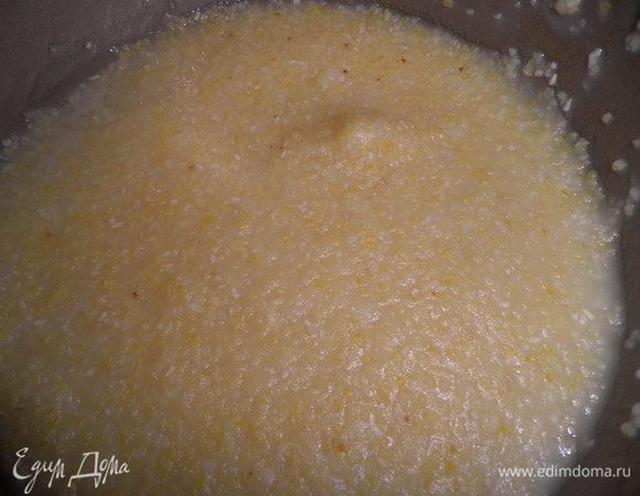 Из кукурузной крупы сварить кашу.Для этого залить крупу холодной водой и варить на очень медленном огне постоянно мешая,в конце варки посолить.Готовую кашу заправить маслом и разложить по формочкам остужаться.

