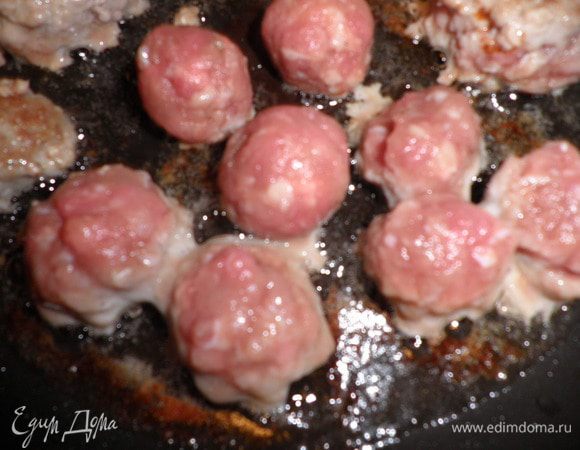 Фарш посолить,добавить яйцо и всё тщательно перемешать.Сформировать небольшие шарики и слегка обжарить на сливочном масле до готовности. 

