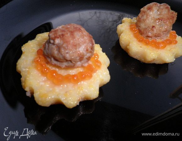 Из формочек извлечь кукурузные биточки и разогреть на сковородке на сливочном масле.Выложить на тарелку,на них сверху положить мясные фрикадельки.
При желании украсить красной икрой.