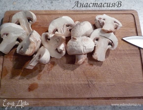 Шампиньоны почистить и нарезать напополам. Лук почистить и нарезать кубиками.