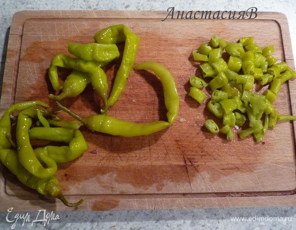 Пеперони нарезать тонкими колечками.