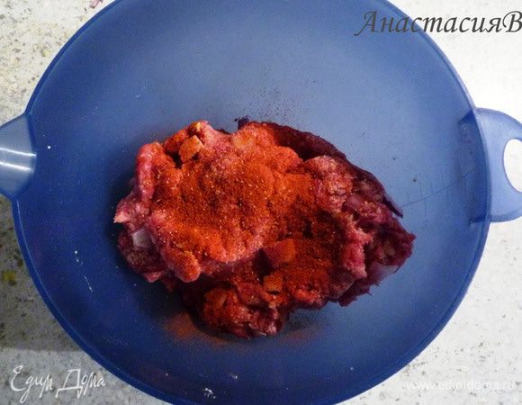 Перемешать фарш, горчицу, панировочные сухари, половину рубленного лука. Посолить, поперчить, приправить паприкой.
