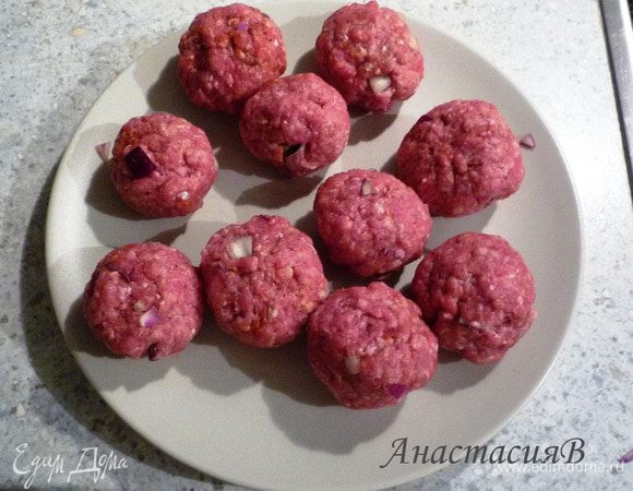 Сформировать 12 фрикаделек (у меня 10) и нафаршировать оливками и пеперони.