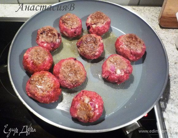 Разогреть масло в сковороде и обжарить котлетки с двух сторон минут 12-15 до готовности. Выложить из сковороды и поставить в теплое место.