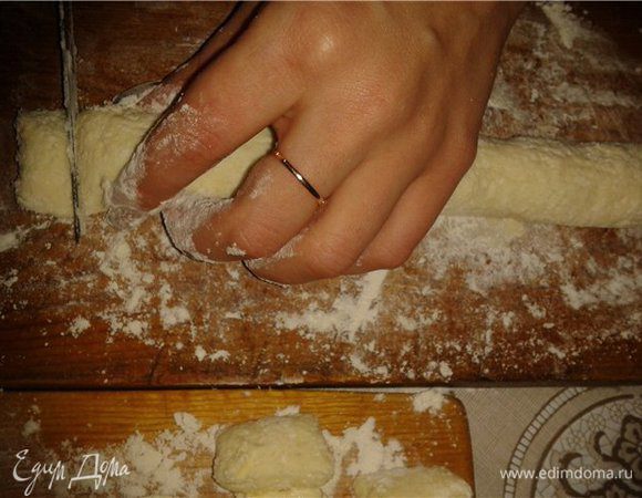-добавляйте муку..тоже по ложке..перемешивая очень хорошо.. 
хорошо посыпать досточку для вареников и рабочее место.. 
-руки в мукой тоже посыпать и делаем жгутики 