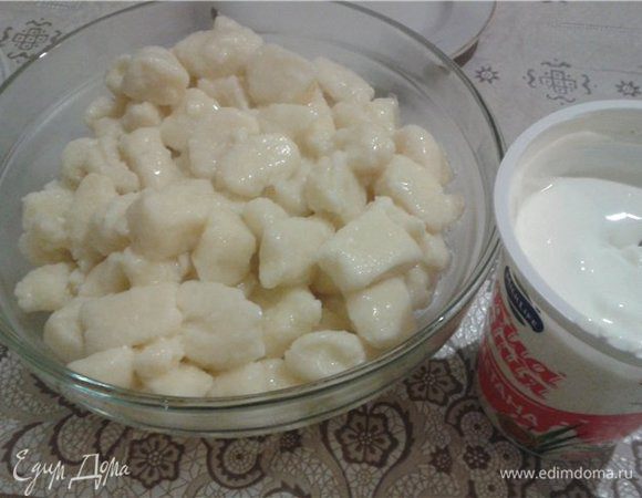 в кипящую соленую воду закидываем наши вареники...я мешаю только когда положила в вводу..чтобы они не слиплись..потом не трогаю....как только всплыли..достаю из воды...добавляю в масло сливочное... 
-добавляем сметанку по вкусу.. 