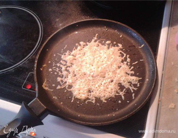 берем российский сыр...трем а терке(я на мелкой)
когда сковорода разогрелась-насыпаем сыр