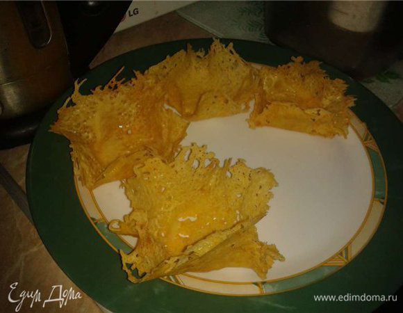 ыр плавится...когда начиают румяниться края, берем пальцами или вилочкой,кому как удобно..и кладем этот блин на перевернутый граненый стакан..и делаем юбочку...пока жарится следующий..этот уже застыл
вот и получаются у вас такие вот интересые ажурные формочки