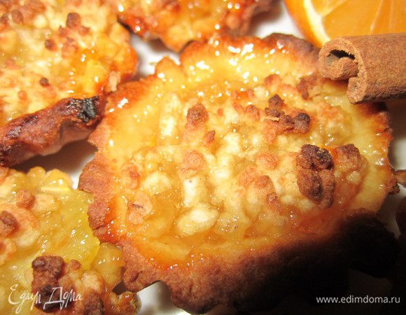 Смешать все ингедиенты: 
 
добать муку..и хорошо замесить тесто(чтоб к рукам не липло) 
Делим тесто на 2 части...одну в морозилку..вторую в оставляем отдыхать. 
в это время делаем начнку. 

Начинка- 
2 лимон..измельчить в блендере..желательно косточки извлечь...и добавить мед..4 ст.л.(у меня густой) 
чтобы тесто быстрее замерзало-я часть..которую ложим в морозилку-делю ещё прмерно на 4-5 частей... 

теперь формируем тарталетки... 
можно сделать одним пирогом..а можно пориционно.. 
я формочки не смазываю...они у меня железные..и тесто жирненькое..поэтому потом они легко отходят. 
отщипываем тесто... 
и хорошо придавливаем тесто к формочке... 
-затем кладем нашу начинку...достаем из морозилки тесто и трем на мелкой терке на нашу формочку...и подолжаем с каждой формочкой так же... 
я пеку в аэрогрилле, в духовке также... 
смотрите уже по духовке...как только они стали хорошо подрумяненными...я сразу не достаю...даю остыть..пото они легко достаются из формочек.. 