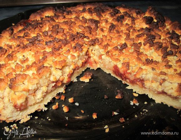 трем маргарин на терку...добавляем муку..и перетираем смесь..чтобы не было комочков(в крошку)..делаем углубление...и добавляем-яйца, соль, соду,сахар..замешиваем тесто..делим на 2 части... 
первую часть оставляем..вторую в морозилку на 40 -60 мин(можно эту часть ещё разделть на 4-5 частей,чтобы быстрее замерзло) 
тесто..которое оставили..распределяем руками по форме.. с небольшим заходом на бока. Затем промажьте вареньем или повидлом (начинка уже на ваше усмотрение), а другую часть теста равномерно натрите на крупной терке сверху варенья. 
выпекать 25-30 мин. при t 210-230 C 
можно посыпать сахарной пудрой 