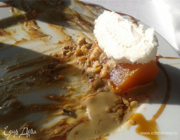 - тыкву чистим от кожуры,поливаем тыкву медом(я сначала посыпаю сахаром..т.к. я любительница сладкого, и ещё медом), заворачиваю в фольгу и в духовку на мин 20-30(зависит от духовки), тыква должна быть мягкой и сочной), 
-пока запекается тыква- готовим соус- поджариваем орехи(либо на сковороде..либо в духовке)...и перемолоть в блендере (я делю средний помол, так как люблю..чтобы орешки попадались и хрустели) с орехам добавляем сгущенку столько-чтобы этот соус стекал с ложки(думаю понятно)... 
этот десерт можно подавать как горячим..так и холодным, мне больше нравится горячий.. 
перед подачей -на блюдо наливаем орехово-сгущёночный соус, кладем кусочек тыквы и для украшения на тыкву ложеку соуса+ кусочек мороженого(лучше сливочного)...и для украшения поливаем карамелью(у меня покупной)