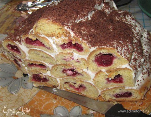 Перед началом приготовления теставишню выложить в дуршлаг для стекания лишней жидкости. 
Готовим тесто: 
маргарин перетереть с мукой..чтобы не было комочков 
добавить яйца, сахар, соль, соду и сметану. 
Замесить мягкое тесто. 
Тесто как можно точнее разделить на 15 частей 

Каждый кусок раскатать в толстую колбаску длиной 15-20 см. 
Колбаскираскатать до ширины 7-8см. 
По центру выложить цепочку из вишен.(кто любит очень сладкий тортик-можно посыпать вишни сахаром) 

Края защипываем, и получается у нас- ПОЛЕНО(15 шт) 
кладем наши поленки на противень...оставляя место между ними(тесто будет набухать) 
готовить до золотистого цвета.. 

Готовим сметанный крем 
-взбить сметану с сахаром+ванилин.... 
если сметана нежирная..можно купить сгущевач сметаны... 
хорошо взбиваем... 

Сборка торта: 
-плотно друг к другу уложить 5 трубочек. Положить слой крема (не жалейте) 
и на него 4 трубочки 
Опять слой крема, 
3 трубочки, крем, 
2 трубочки, крем, 
1 трубочка. 
Боковые части намазать кремом 
и при желании обсыпать шоколадной стружкой 