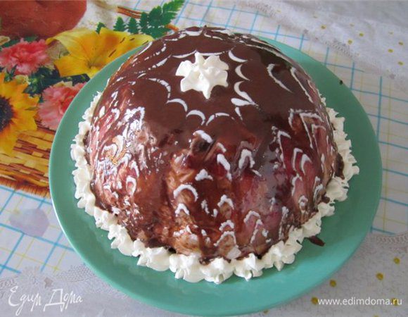 третий вариант
-вот этот торт((жаль нет в разрезе) 
я кажду вишню залепила в тесто..и у меня получились шарики... 
в крем добавила желатин 
в глубокую посуду -застелила пищевой пленкой... положила шарики в крем..все хорошо перемешела и в глубокую посуду..и в прохдадное место... 
когда крем застынет..переворачиваем торт на блюдо..получается горка... 
варим глазурь- 
3 ст.л сметаны+3 ст.л сахара+2 ст.л с горкой какао и варим на небольшом огне...глазурь становится густой и темной..снять с огня...дать остыть...покрыть ..