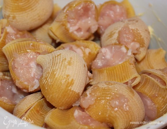 Складываем фаршированные лумакони в смазанную сливочным маслом посудину (у меня керамическая форма). Посыпаем нарезанным луком. 