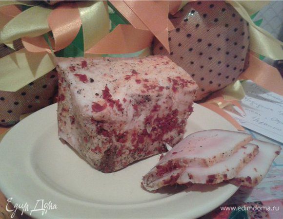 готовим только из свежего сала
режем сало на кусочки(небольшие)где-то 10 см на 5см..хорошо промыть и высушить... 
делаем смесь:  
в глубокую миску 
1 кг. соли 
чеснок-1 головка (мы трем на терке), 
перец красный 3 стручка 
-полпачки черного перца- 
все это хорошо перемешиваем... 
берем каждый кусочек сала, хорошо обмакиваем в этой смеси...и хорошо растираем.потом опять обмакиваем и кладем в пакет..и так каждый кусок..через 2-3 дня можно кушать..обычно долго оно у нас не задерживается...мы его храним в холодильнике 