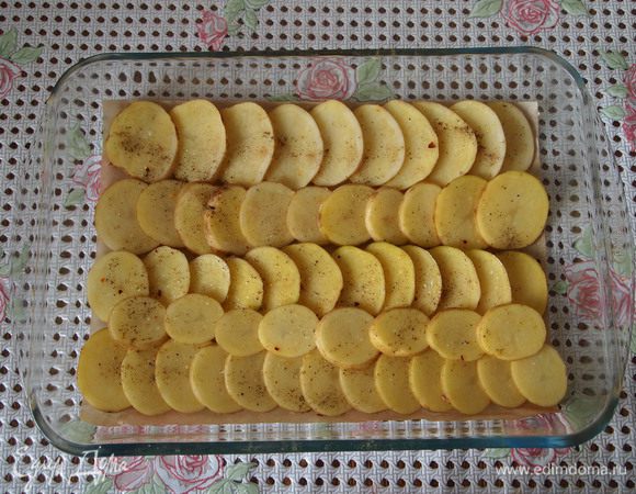 1. Картофель вымыть (не чистить), нарезать кружочками.
- В огнеупорную форму, выстеленную промасленным пергаментом,выложить рядами кружки картофеля. 
- Приправить солью и перцем. 
- Сбрызнуть небольшим количеством растопленного сливочного масла.
- Разогреть духовку до 200 град. Накрыть форму пергаментом и запекать 5-7 минут.
