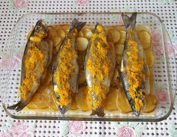 5. Вынуть форму с рыбой из духовки, снять верхний лист пергамента. Полить рыбу соусом и запечь под грилем, 5 минут.