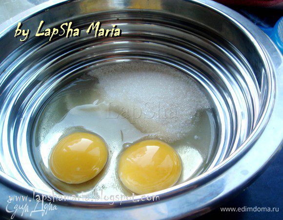 Поставить на огонь кастрюльку с небольшим количеством воды, вскипятить. На неё поставить мисочку  с яйцами и сахаром, получается водяная баня. Взбить миксером до увеличения в 4 раза.  