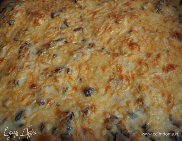 Полить соусом бешамель и запекать в духовке 30 мин. при 180". Затем посыпать остальным сыром и запечь до румяной корочки.
