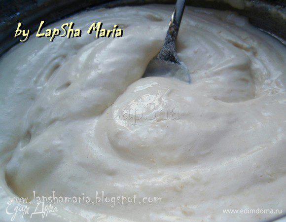 Муку просеять вместе с разрыхлителем и аккуратно вмешивая добавить к сахарно-яичной массе.