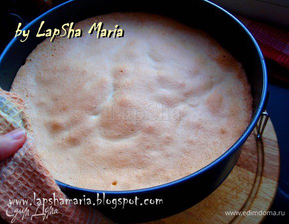 Дно формы застелить бумагой для запекания или пергаментом. Немного смазать маслом стенки и дно. Аккуратно вылить тесто в форму. Ставим в духовку на 15 минут при 180С.