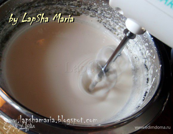 Затем снять с огня и взбивать ещё 8 минут. Муку просеять вместе с разрыхлителем и аккуратно вмешивая добавить к сахарно-яичной массе.