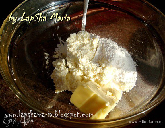 Смешать масло, сливочный сыр и сахарную пудру. Размять вилкой. 