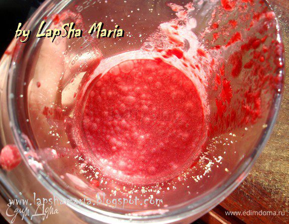 В блендере взбить вишню и смешать её с сливочной массой. Всё как следует ещё раз взбить до однородности. 