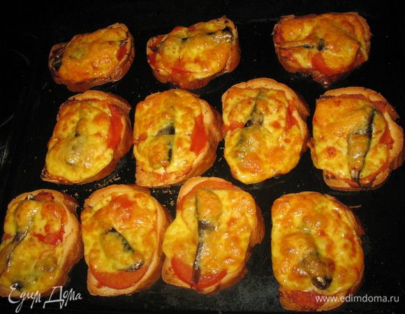 Готовые к запеканию бутерброды выкладываем на противень и запекаем при 200 градусах в духовом шкафу до готовности - золотистой сырной корочки.