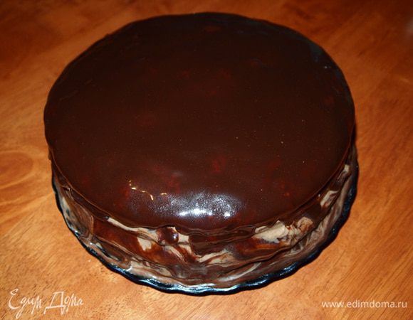 Глазурь:
Перемешать слив. масло + молоко + сахар и какао и варить глазурь 5 минут. 4-й верхний корж залить глазурью, не забывая обмазывать бока торта.