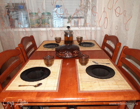 Готовый торт оставить пропитаться на несколько часов.