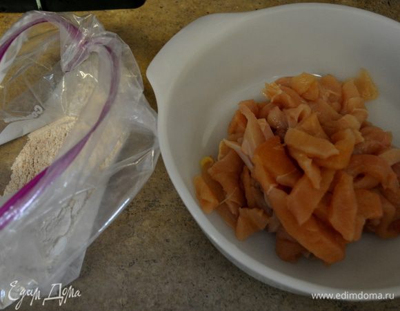 Вскипятить воду в большой кастрюле.Пока вода нагревается нарезать лук крупно,разрезать пополам грибы,нарезать курицу мелкими кусочками.
В пакете перемешать муку,соль и перец.Положить в пакет курицу и слегка потрясти,чтобы кусочки курицы запанировались.Вынуть курицу,панировку сохранить для соуса.