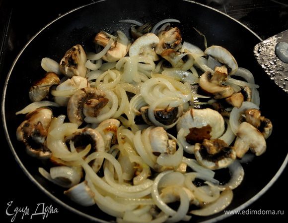 В сковороде разогреть 1стол.л слив.масла вместе с 1 стол.л раст.масла.Положить репчатый лук и грибы,тушить 4мин. пока лук не станет прозрачным.Переложить лук и грибы в тарелку.отставить в сторону. Налить в сковороду оставшуюся ложку раст.масла и увеличить огонь.Положить кусочки курицы и быстро обжарить в течение в течение 3мин.,курица должна стать золотистой.Переложить курицу на тарелку и прикрыть крышкой. 